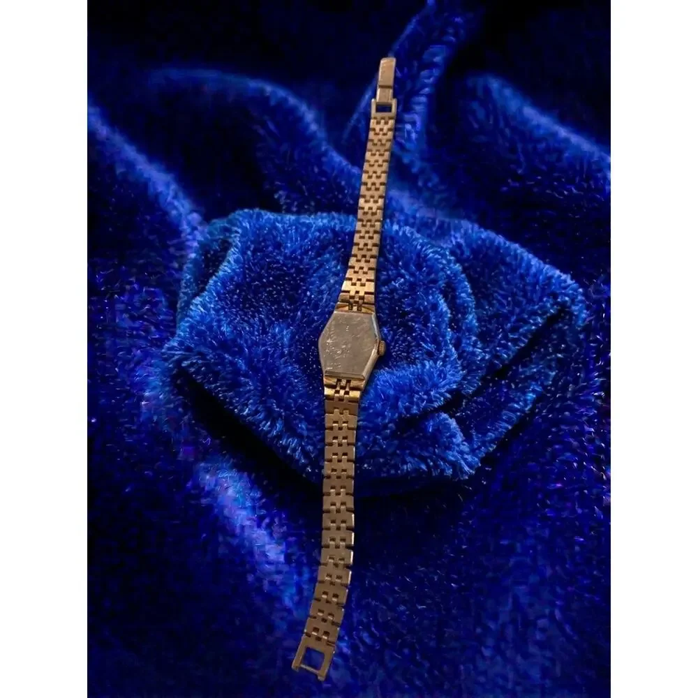 Vintage Seiko Ladies Silver tone Quartz Watch 1977 Needs A Battery Size 7